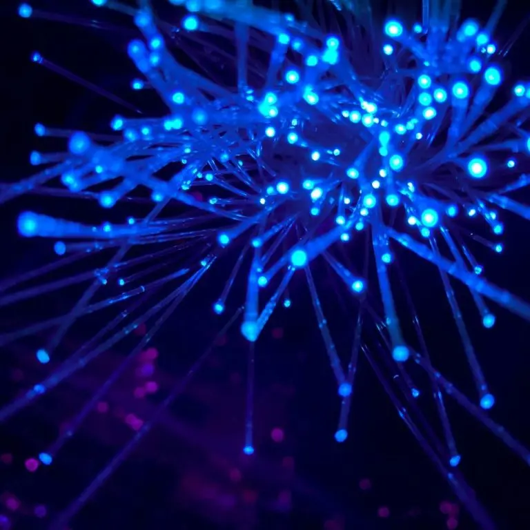 Leuchtende Glasfasern als Symbol für Technologie